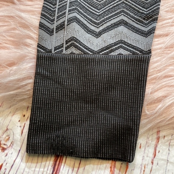 Lululemon Ebb to Street Gray Chevron Seamless Leggings sz 4 - Picture 9 of 13